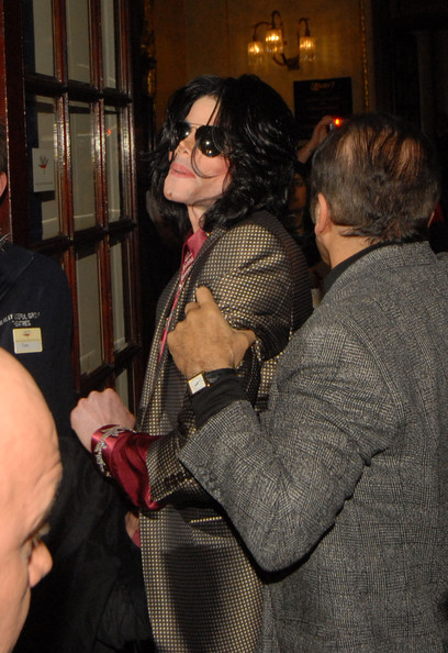 /dateien/np62551,1279039867,MichaelJacksonLeavingLondonHotel46VunjMR-9Xl