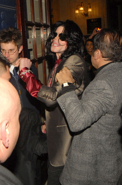 /dateien/np62551,1279039867,MichaelJacksonLeavingLondonHotelX OM5j3FCIJl