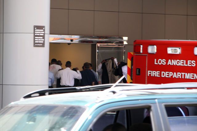 /dateien/np62551,1284400387,michael-jackson-arrives-via-ambulance-at-ucla-medical-center