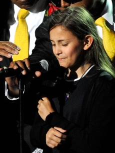 /dateien/np62551,1284645606,97820 paris-jackson-takes-the-stage-to-speak-at-her-fathers-public-memorial-service-in-la-july-7-2009