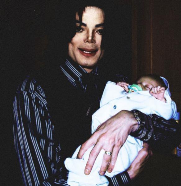 /dateien/np62551,1285425116,michael-with-baby-blanket-prince-michael-jackson-15789287-583-598