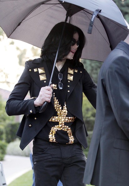 /dateien/np65701,1284283368,MichaelJacksonFamilyLeavingBeverlyHills-HZZyIQFCQYl