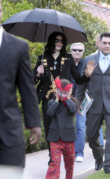 /dateien/np65701,1284283368,MichaelJacksonFamilyLeavingBeverlyHillsEOWKN0oqJS l