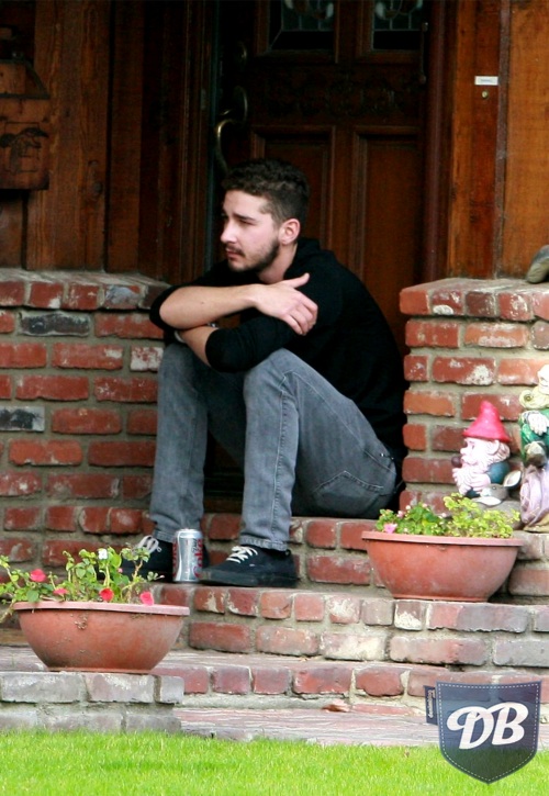 /dateien/np66944,1287688196,shia-labeouf-grey-skinnys-2