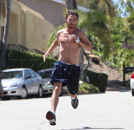 /dateien/np66944,1287776070,shia-labeouf-running-shirtless-1-shiantology