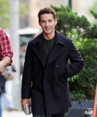 /dateien/np66944,1288030964,shia-labeouf-walks-on-wall-street-06