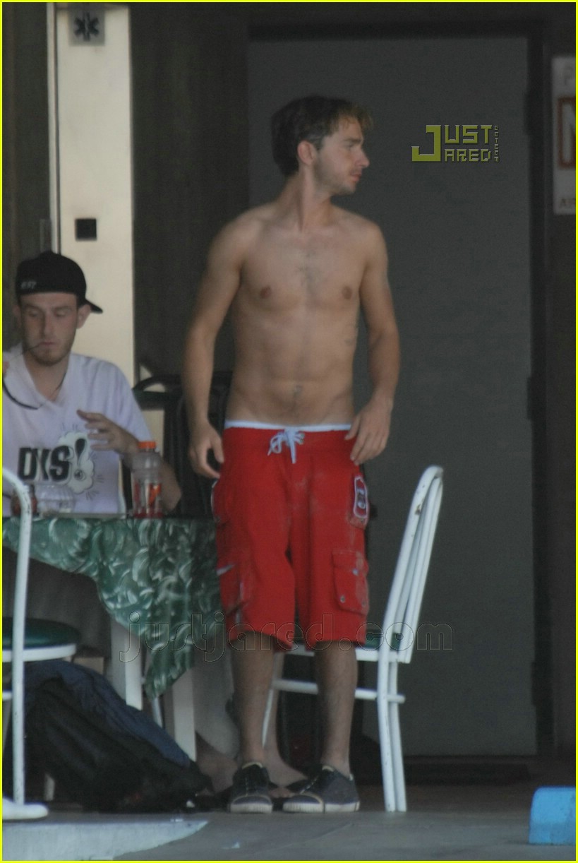 /dateien/np66944,1288108958,shia-labeouf-shirtless-04