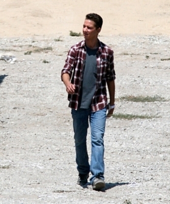 /dateien/np66944,1288174813,Shia-on-Set-Transformers-2-Aug-2008-shia-labeouf-3017995-334-400