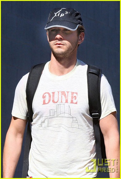 /dateien/np66944,1288633524,shia-labeouf-dune-shirt-gym-02