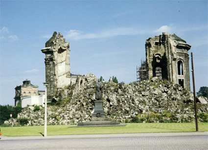 /dateien/pr22998,1198494959,ruine-frauenkirche1967