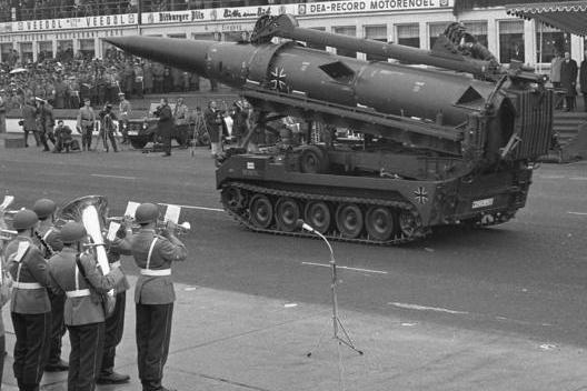 /dateien/pr27679,1270585957,Bundesarchiv B 145 Bild-F029235-00372C NC3BCrburgring2C Bundeswehrparade zum NATO-JubilC3A4um