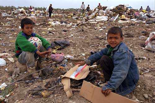 /dateien/pr28907,1230657519,gaza-children-looking-for-food-in-a-garbage 7333