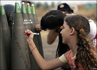 /dateien/pr28907,1231606647,bombsigning3