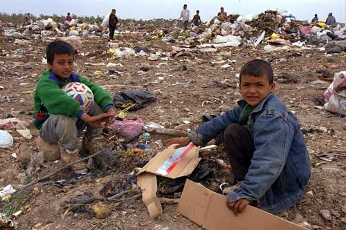 /dateien/pr37026,1249568611,gaza-children-looking-for-food-in-a-garbage 7333