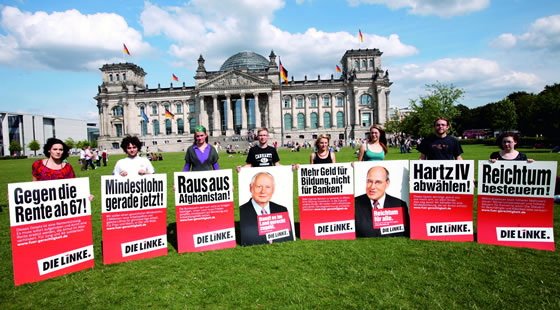 /dateien/pr55583,1251966407,phoca thumb l 560 linke alle plakate vor reichstag