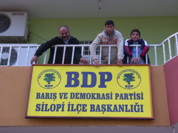 /dateien/pr58671,1263211001,bdp-silopi-ilce-baskanligi-yeni-tabelasini-asti-20091214A14120FF-01