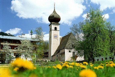 /dateien/pr59366,1262805202,KAM 000109 Kirche-mit-Zwiebelturm-in-Aurach Fotograf-Albin-Niederstrasser(1)