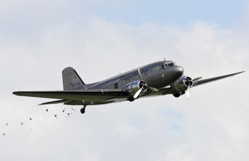 /dateien/pr60246,1265540806,da fliegen sie  Der Rosinenbomber wirft die Schokoladenpakete ab