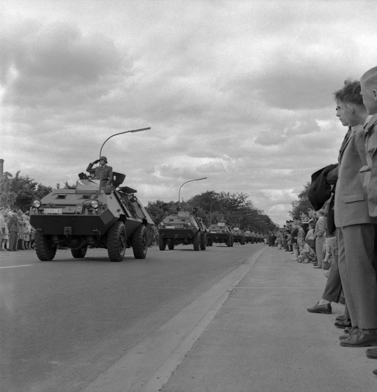 /dateien/pr64332,1279795032,Bundesarchiv B 145 Bild-F010413-0001  Lubeck  Jubilaum BGS  Parade