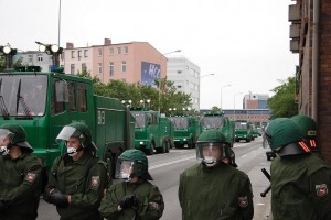 /dateien/pr66354,1286544108,wasserwerfer-der-polizei-300x200