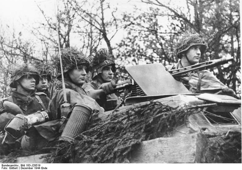 /dateien/pr68915,1293100535,Bundesarchiv Bild 183-J28519  Ardennenoffensive  Soldaten in Schutzenpanzer
