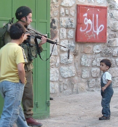 /dateien/rs14505,1280000450,israeli-soldier-pointing-a-gun-at-a-child-wonder-what-happened-next