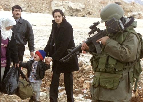 /dateien/rs14505,1280000450,israeli soldier pointing gun straight at child thumb