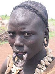 /dateien/rs54879,1246566038,180px-Mursi woman