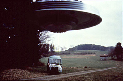 /dateien/uf28955,1209734133,Ufo ueber Auto