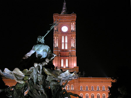 /dateien/uf33086,1256306393,rotes-rathaus-bei-nacht-6