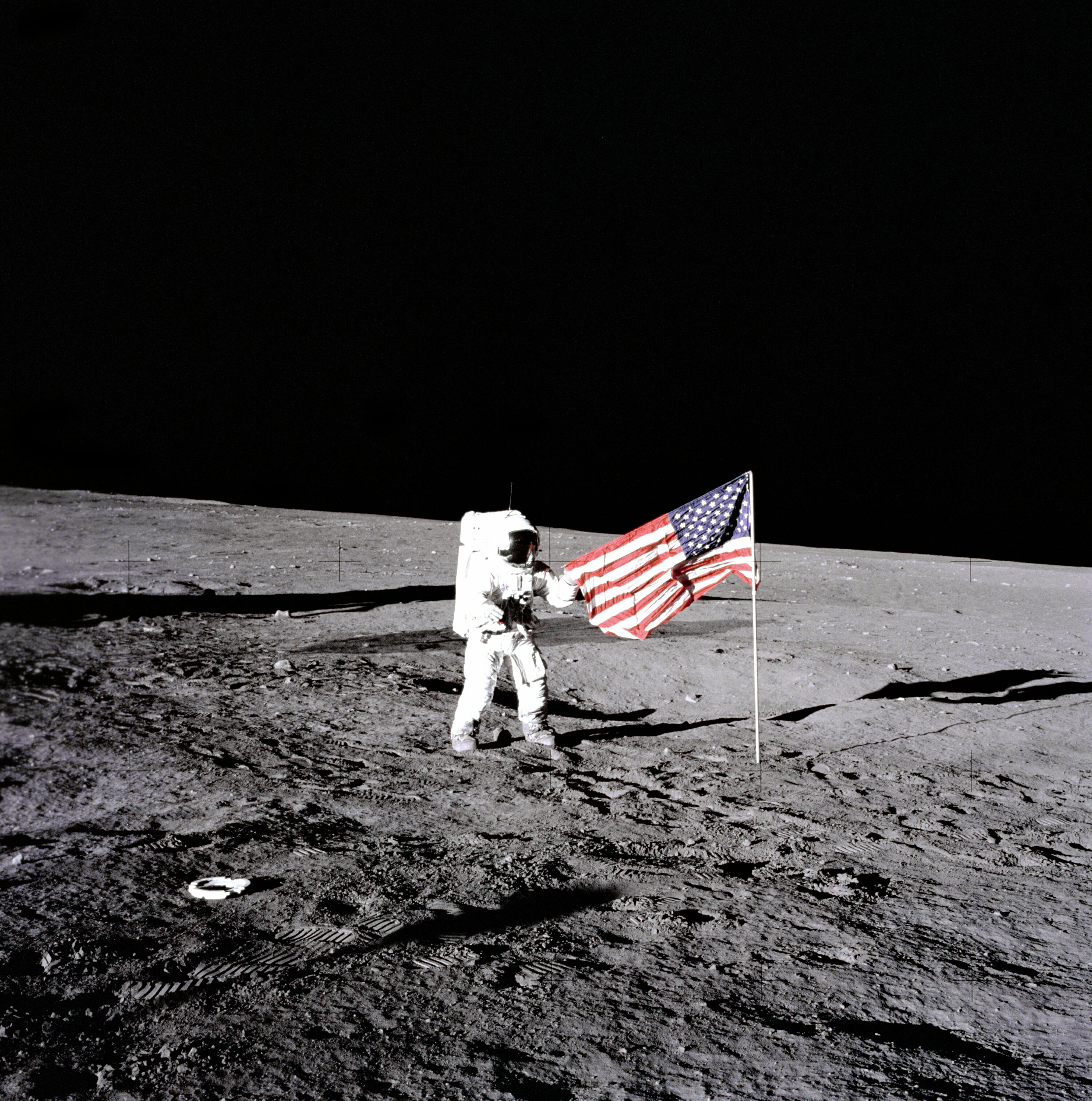 Человек который впервые оказался на поверхности луны. Армстронг первый на Луне.