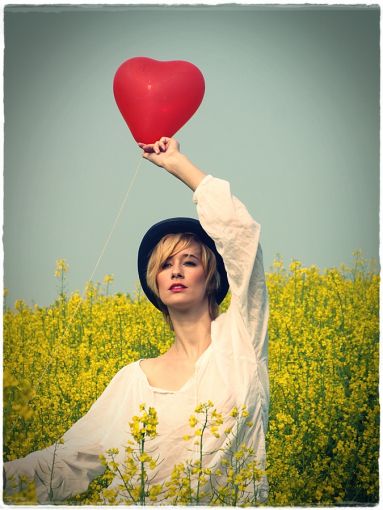 /dateien/uf5772,1274813919,Portrait-Frau-Emotionen-Feld-Liebe-herz-Luftballon-510x510