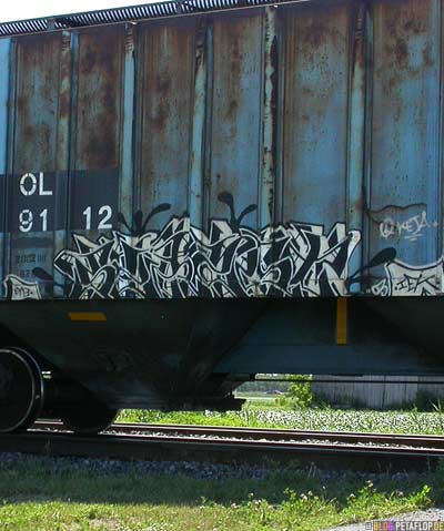/dateien/uf5772,1281840482,graffiti-piece-black-white-gueterzug-freight-train-waggon-chemin-st-dominique-st-lazare-canada-quebec-kanada-dscn7495