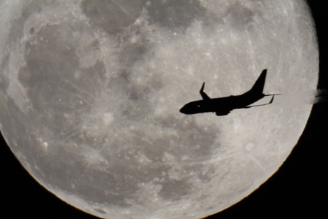 /dateien/uf59392,1263653835,090313 plane moon