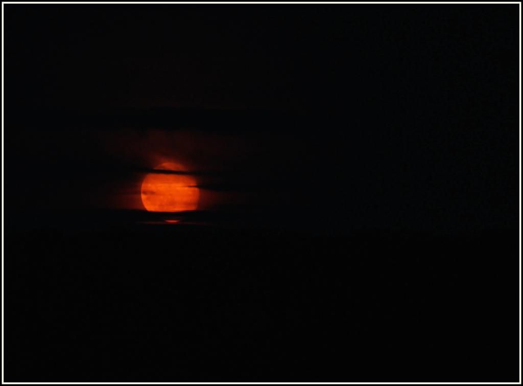 /dateien/uf60986,1267706894,Mondaufgang-roter-Mond-Schwarz-Natur