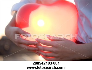 /dateien/uh42452,1229692427,frau-besitz-heart-shaped ~200542103-001