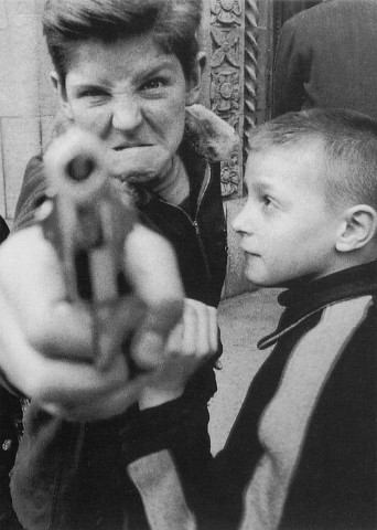 Bilder-Thread uh43048,1263148234,klein boy pointing gun