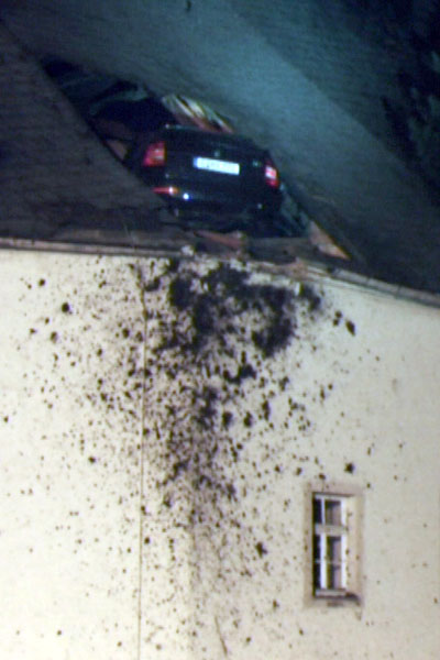 Bilder-Thread uh43048,1264914180,accident-car-lands-on-church-roof-germany-img 3