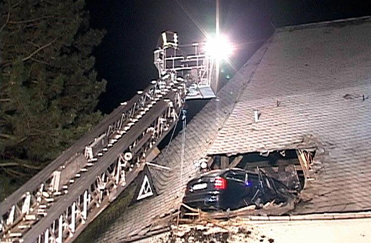 Bilder-Thread uh43048,1264914180,accident-car-lands-on-church-roof-germany-img 5