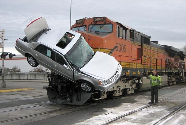 Bilder-Thread uh43048,1264914896,car-carrying-truck-collides-with-train-in-kent-washington-cadillac-dts-damaged-img 1