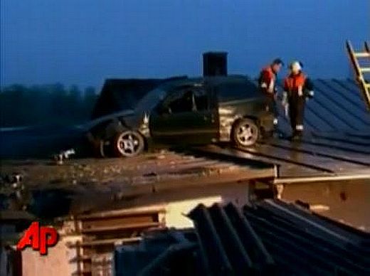 Bilder-Thread uh43048,1264914958,mitsubishi-colt-lands-on-building-roof-img