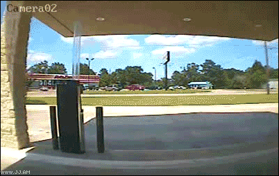 Bilder-Thread uh43048,1267788915,Camper hits ATM crushed