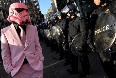 Bilder-Thread uh43048,1284242595,PinkStormtrooperWithCops