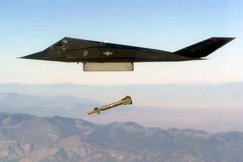 Bilder-Thread uh43048,1290904189,800px-F-117A GBU-28