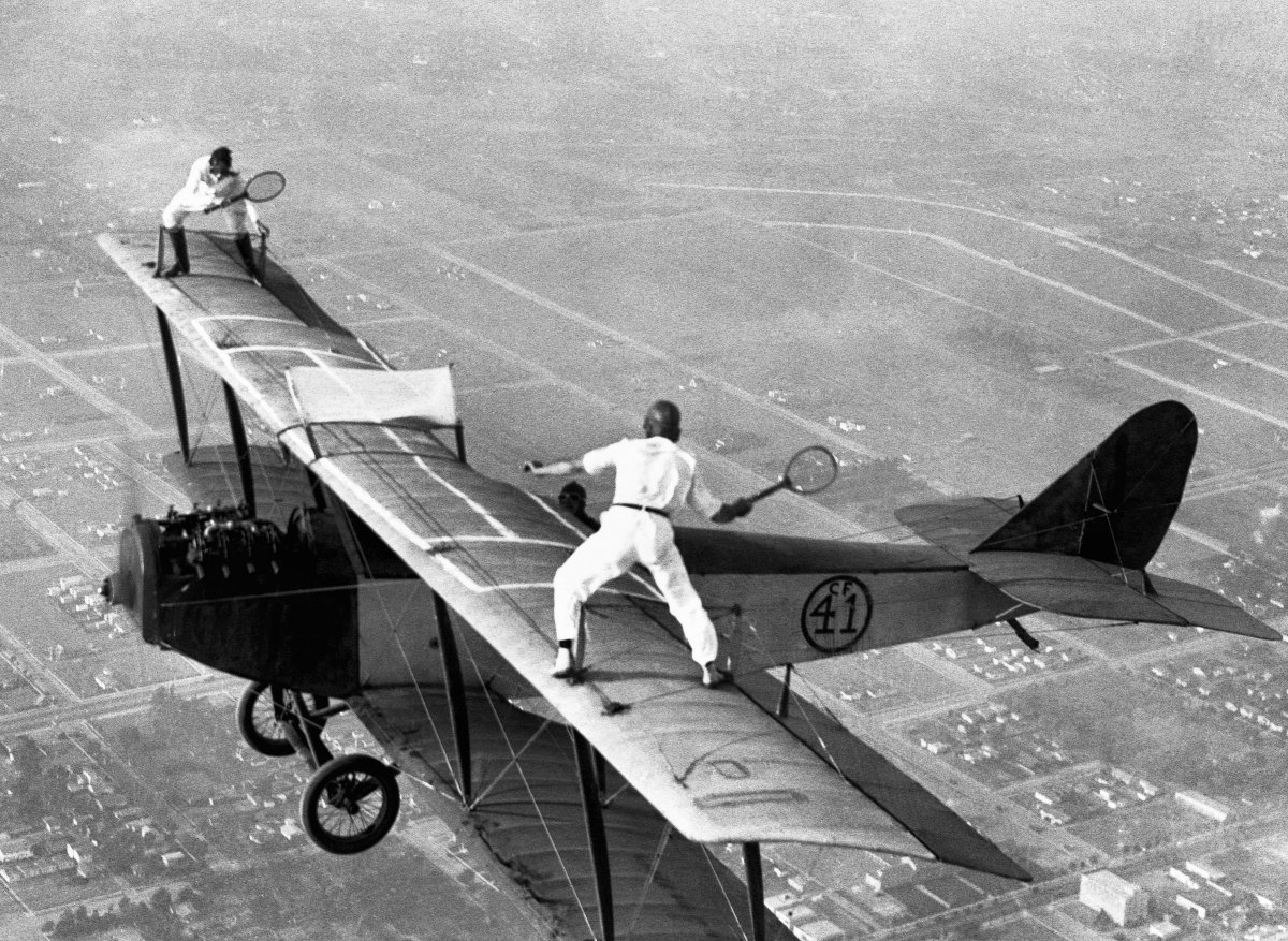 Bilder-Thread uh43048,1291509487,BiplaneTennis