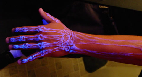 /dateien/uh48913,1233359256,glow-in-the-dark-tattoo