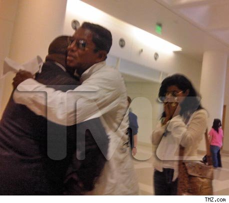 /dateien/uh55144,1258280352,0625 jermaine jackson hugging