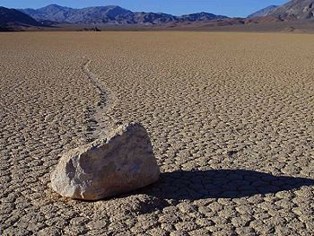 /dateien/uh55935,1250847889,350px-Death-Valley-Recetrack Stein