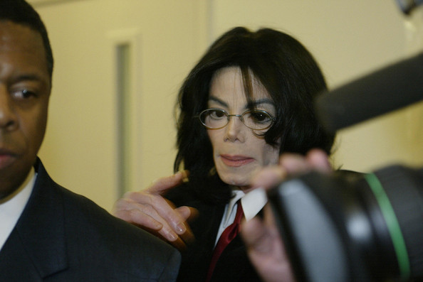 /dateien/uh60207,1268296903,MichaelJacksonIndictedTenCounts545u4AZ4XkTl