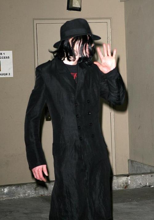 /dateien/uh60207,1270223616,PicImg Michael Jackson shops 7f47